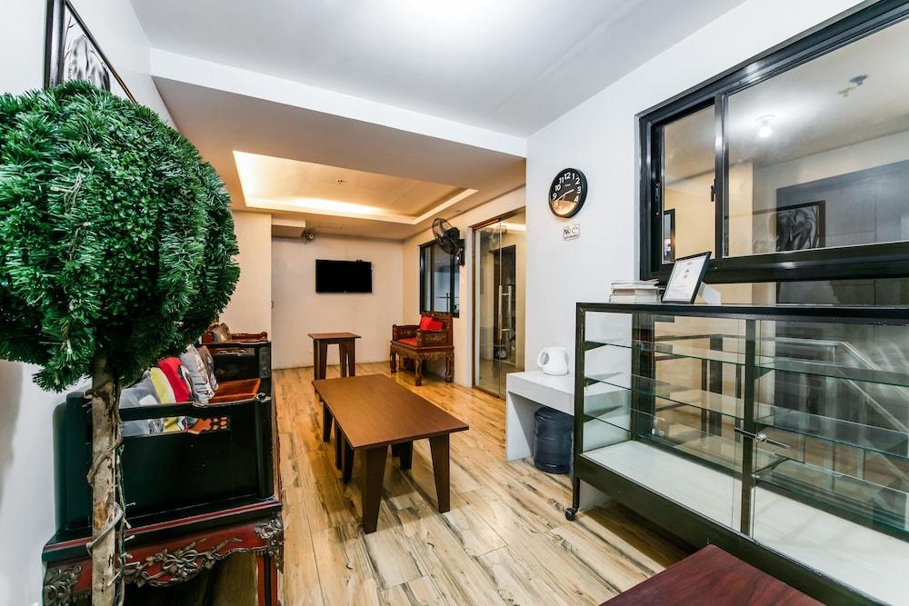 Oyo 136 Regal Residences Quezon City Eksteriør billede
